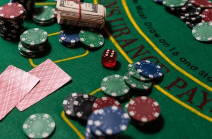 Người chơi kiểm tra kết quả cá cược bóng đá trên điện thoại di động
